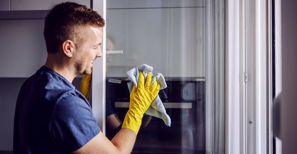 PURUS Hausmeisterservice Mitarbeiter bei der professionellen Glasreinigung in Fürstenfeldbruck